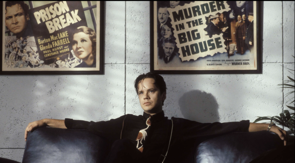 Cena de O Jogador em que os cartazes de filmes clássicos na parede rimam com o filme.